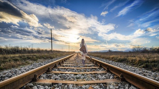 線路を歩く女性